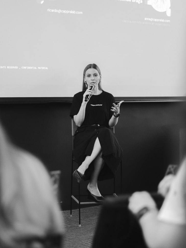 Anna Braga apresentando em evento