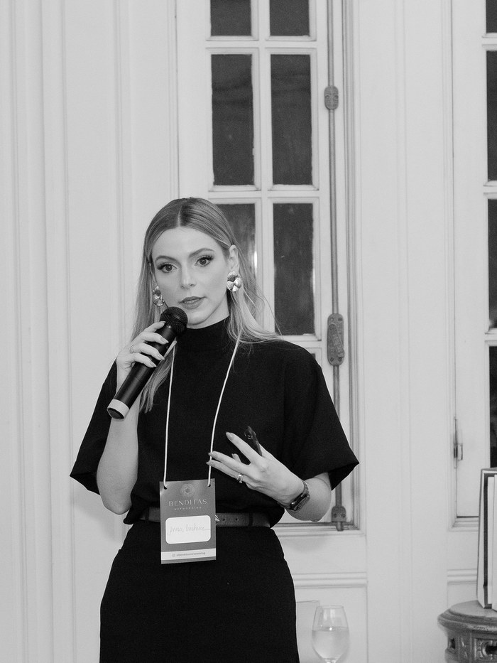 Anna Braga apresentando em evento